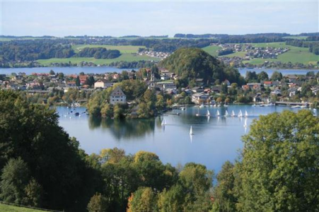 Lernen Sie das noch unbekannte Mattsee mit seiner ganzen Schönheit kennen. Weit weg von Massentourismus können Gäste am idyllischen Mattsee einen wunderbaren und erholsamen Urlaub genießen ohne große Menschenmassen zu fürchten! Ein überaus großes und interessantes Freizeit- und Wassersportprogramm lässt hier keine Langeweile aufkommen. 
Überzeugen Sie sich selbst und lassen sich von Mattsee verzaubern!