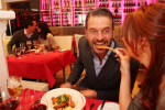 Pärchen beim Essen & Flirten