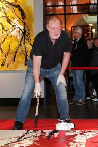 Prof. emerit. Cornelius Richter während eines Live Paintings im November 2012 zu Gunsten der Kinderhilfsorganisation "Ein Herz für Kinder" im Hauptbahnhof Frankfurt. 
