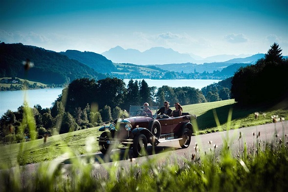 Oldtimer Ausfahrt rundum den Mattsee mit einem der Austro Daimler Raritäten des fahrtraum Museums in Mattsee. Buchbare Pauschalen bei Kuschelhotel Seewirt Mattsee