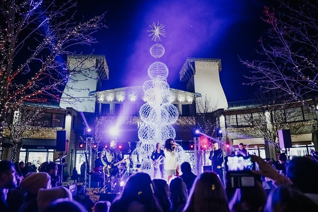 Julianna Townsend und JT Band bei der Christmas Lighting Ceremony in Wertheim Village (© Wertheim Village)
