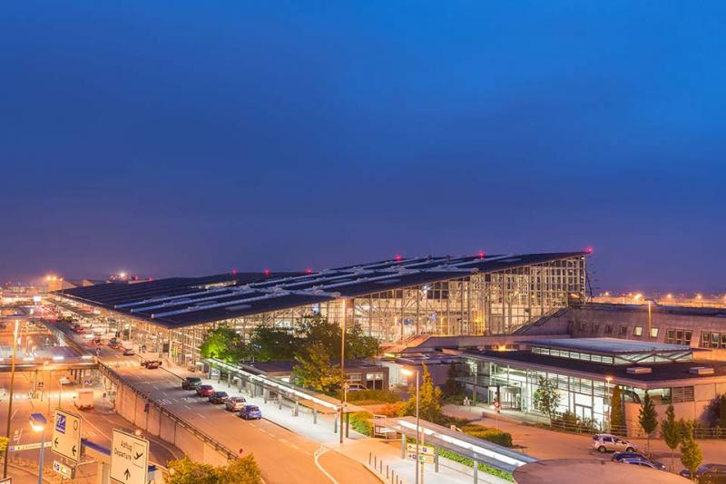 Webseite zu Parken Flughafen Stuttgart modernisiert